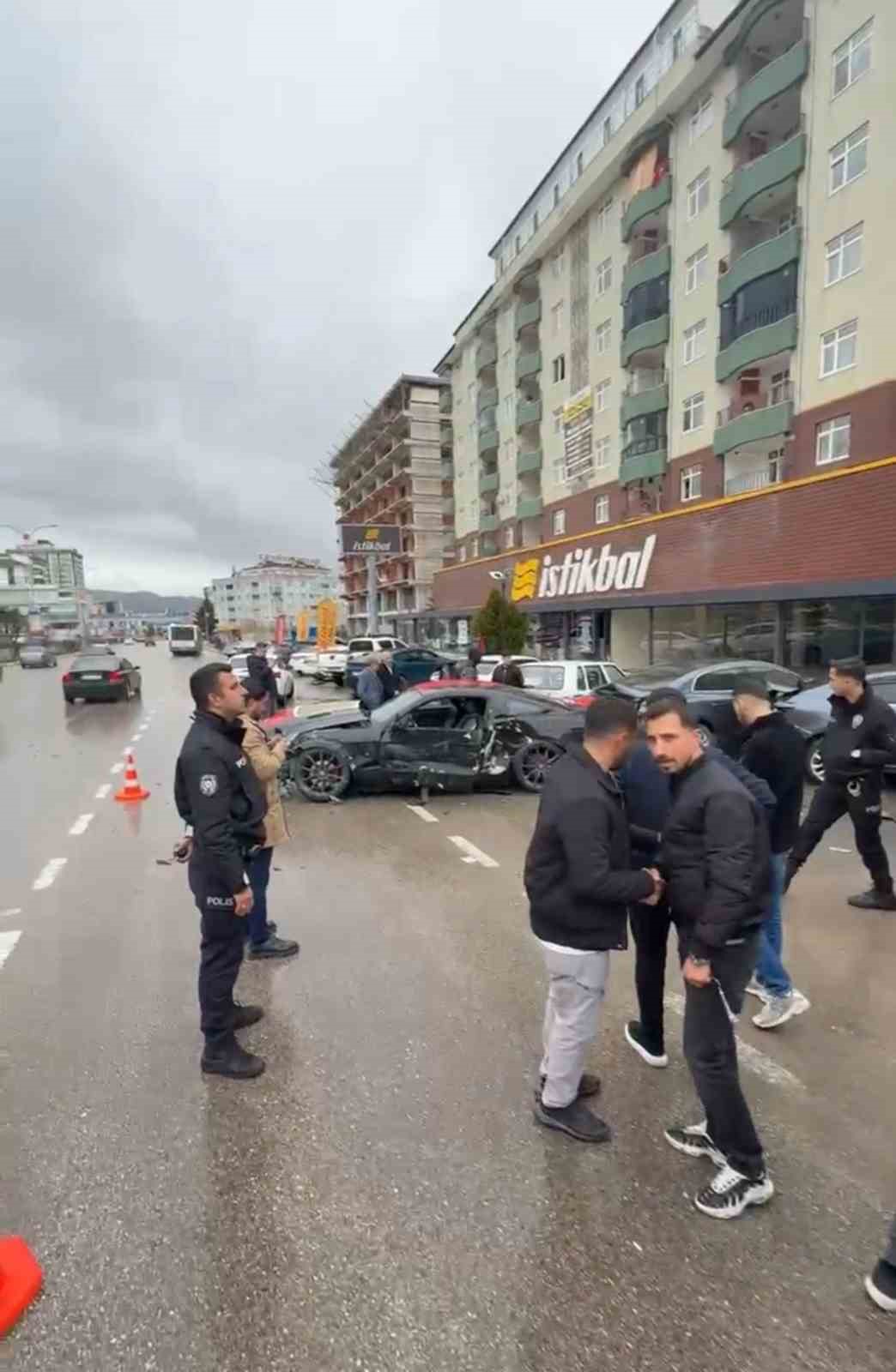 Elazığ’da otomobil park halindeki 4 araca çarptı
