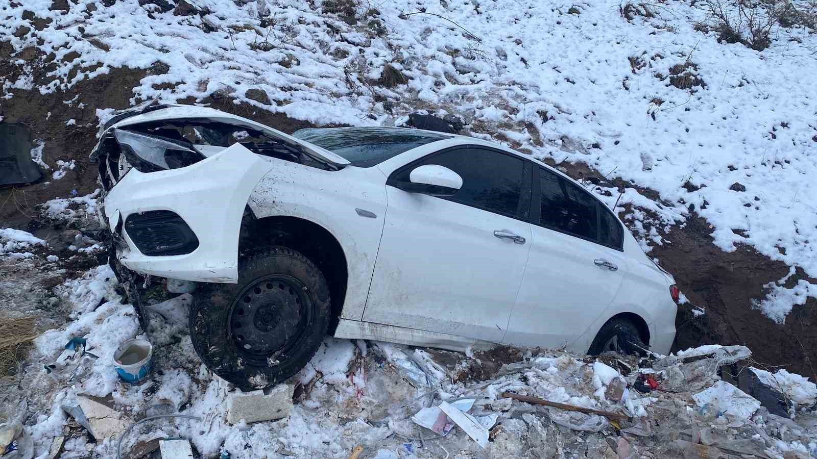 Elazığ’da otomobil şarampole uçtu: 2 yaralı
