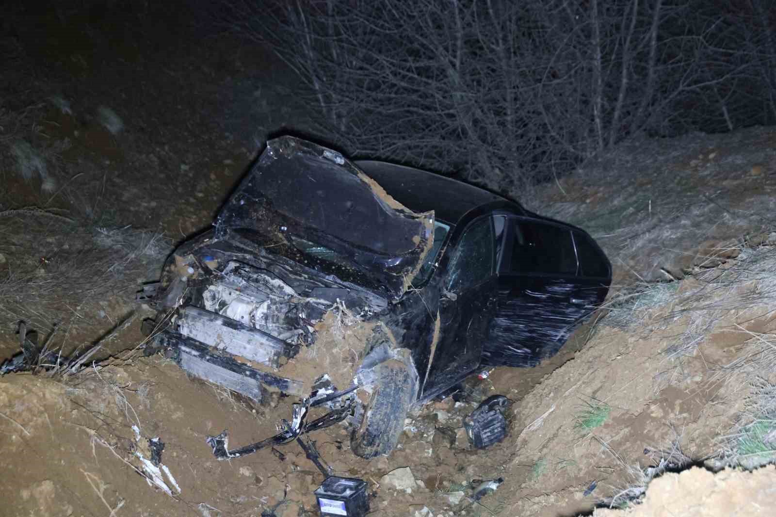 Elazığ’da otomobil şarampole uçtu: 2’si ağır 5 yaralı
