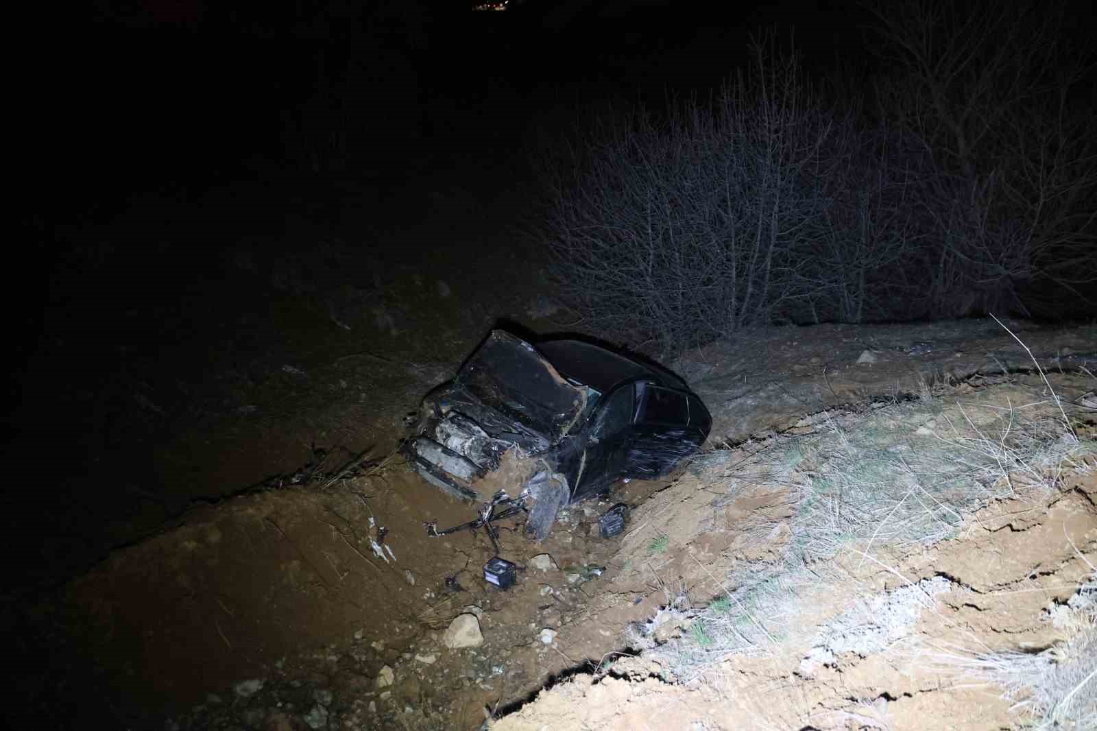 Elazığ’da otomobil şarampole uçtu: 2’si ağır 5 yaralı
