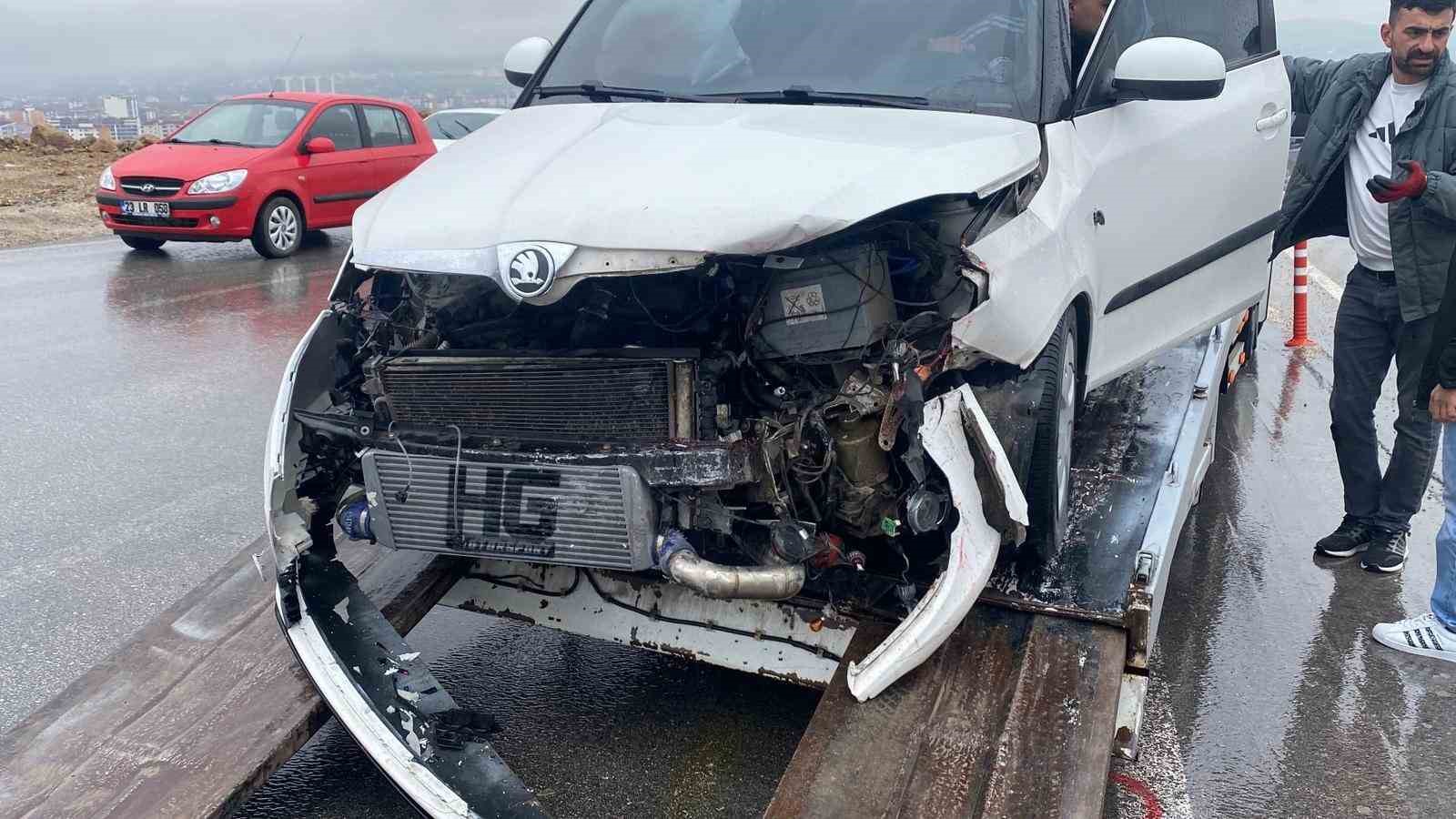 Elazığ’da otomobiller çarpıştı: 3 yaralı
