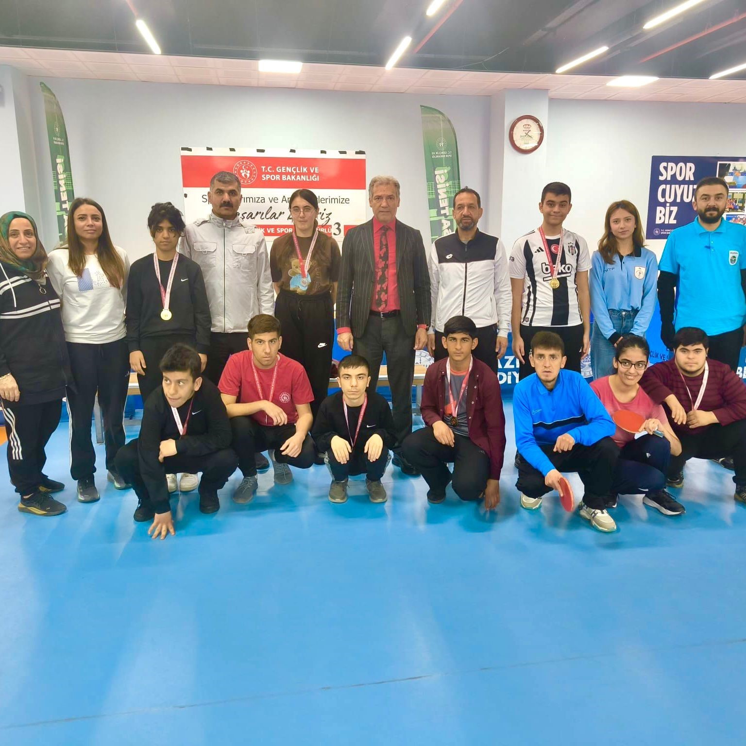 Elazığ’da özel sporcuların masa tenisi ve atletizm heyecanı
Elazığ’da özel sporcuların masa tenisi ve atletizm heyecanı