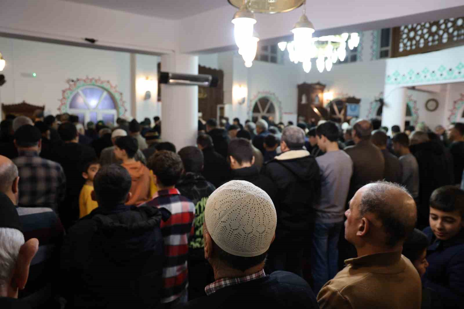 Elazığ’da Ramazan ayının ilk teravihinde camiler dolup taştı

