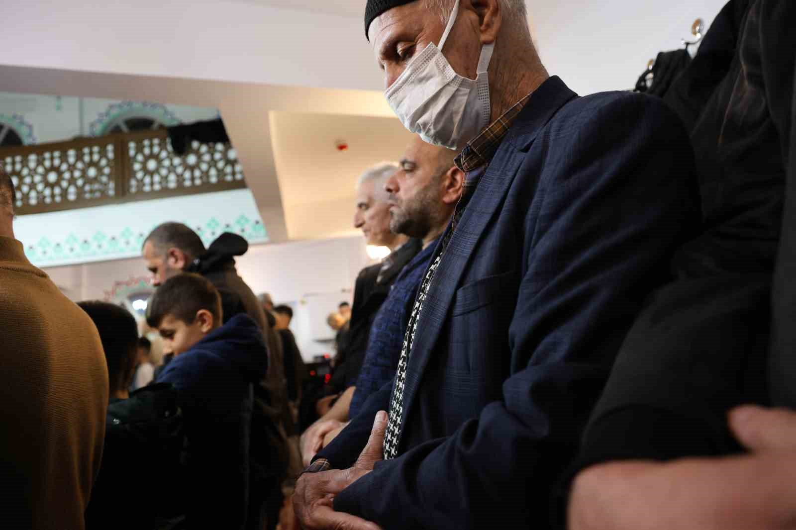 Elazığ’da Ramazan ayının ilk teravihinde camiler dolup taştı
