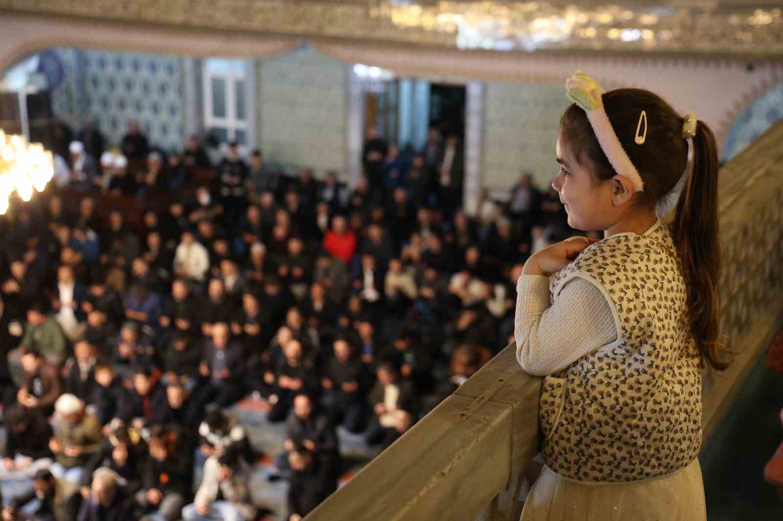 Elazığ’da Ramazan Bayramı namazında camiler doldu taştı
