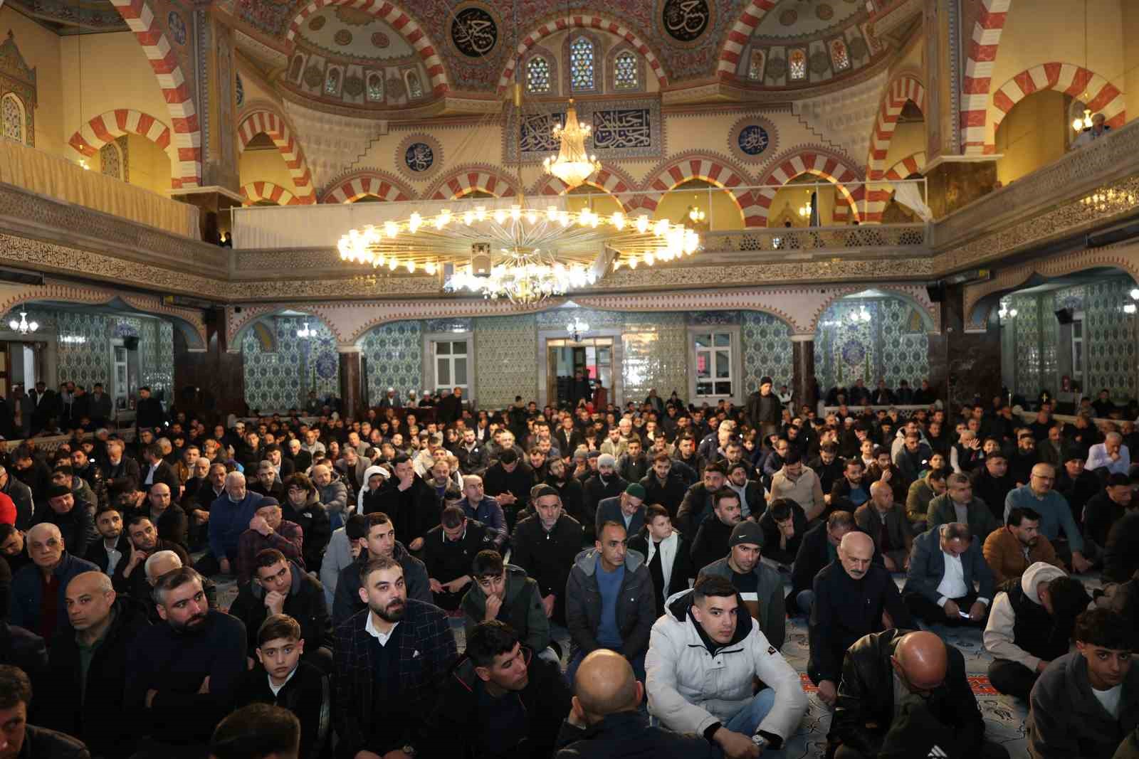 Elazığ’da Ramazan Bayramı namazında camiler doldu taştı
