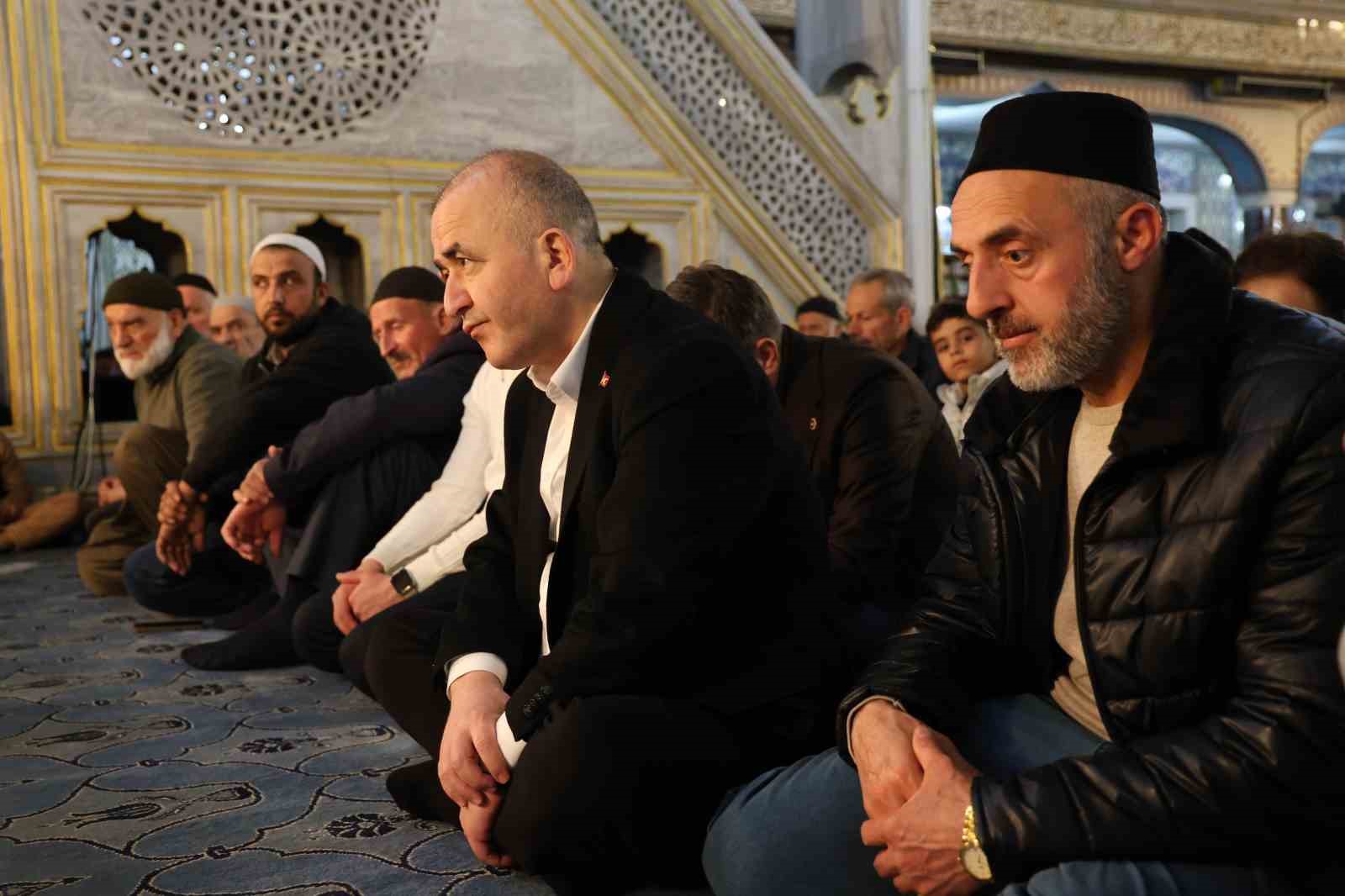 Elazığ’da Ramazan Bayramı namazında camiler doldu taştı
