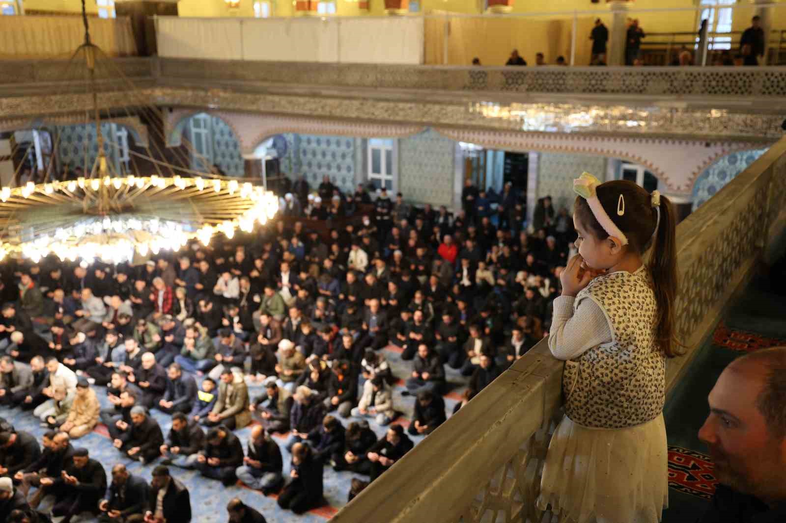 Elazığ’da Ramazan Bayramı namazında camiler doldu taştı
