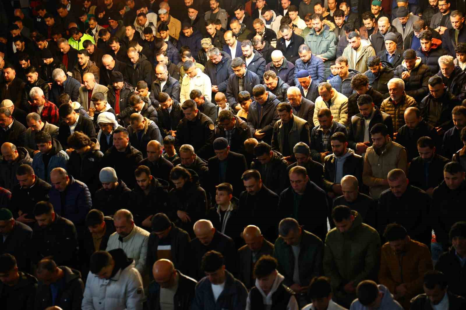 Elazığ’da Ramazan Bayramı namazında camiler doldu taştı
