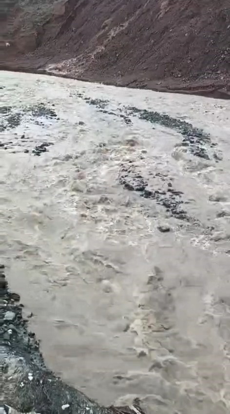 Elazığ’da selden dolayı kapanan yolda çalışma başlatıldı
