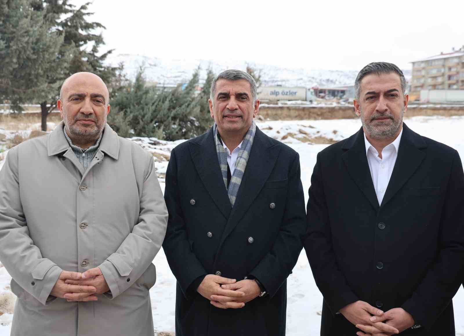 Elazığ’da siyasiler, yeni hastane için tek yumruk oldu
Elazığ’da siyasiler, yeni hastane için tek yumruk oldu