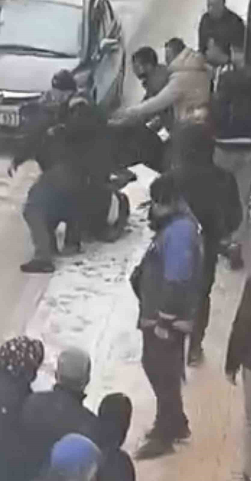 Elazığ’da sokak ortasında tekme tokat kavga: O anlar kamerada
