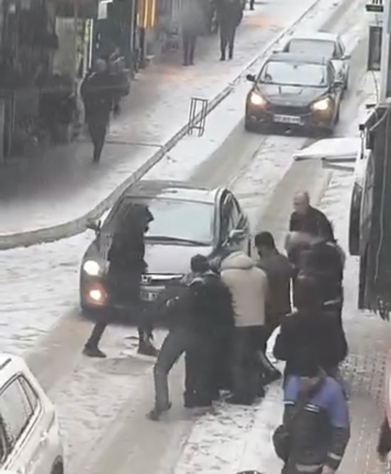 Elazığ’da sokak ortasında tekme tokat kavga: O anlar kamerada
