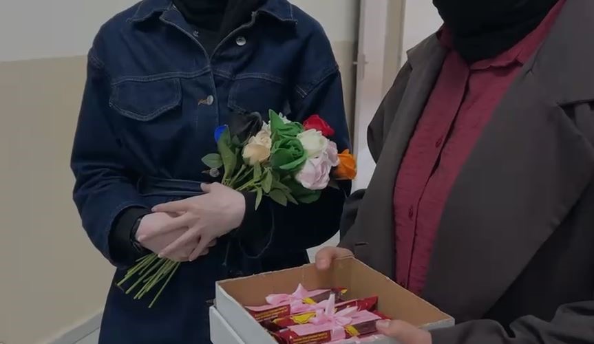 Elazığ’da vefa örneği: öğrencilerden öğretmenlerine anlamlı hediye
