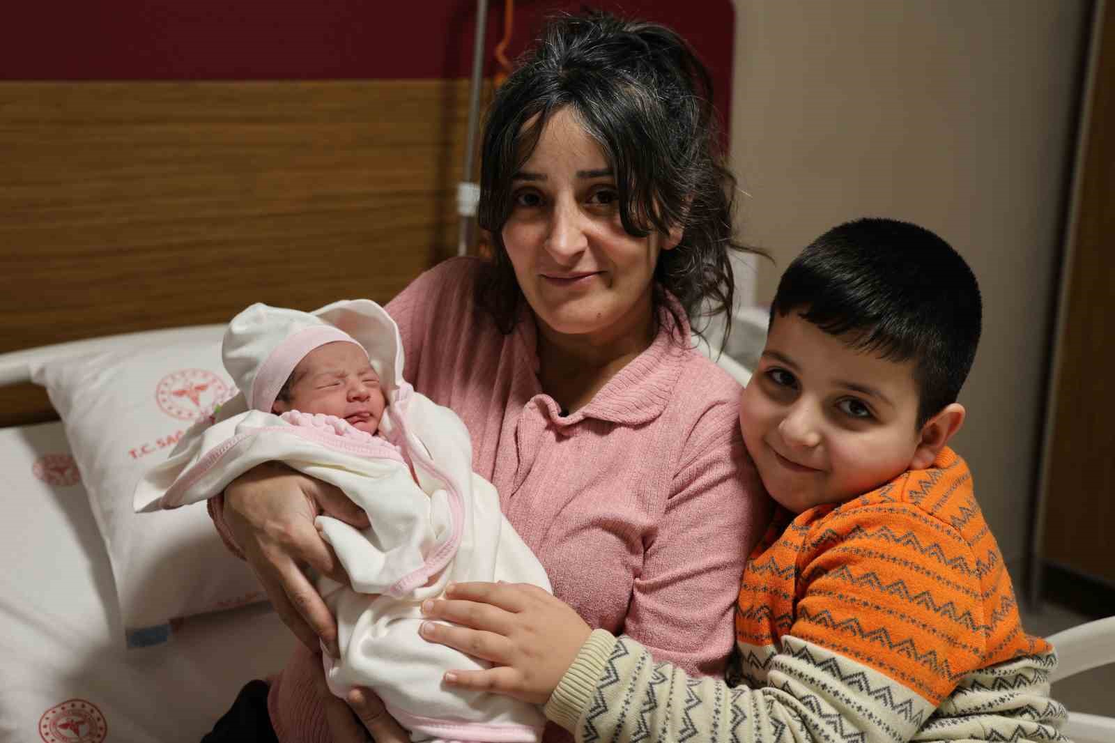 Elazığ’da yeni yılın ilk dakikalarında 4 bebek dünyaya geldi
