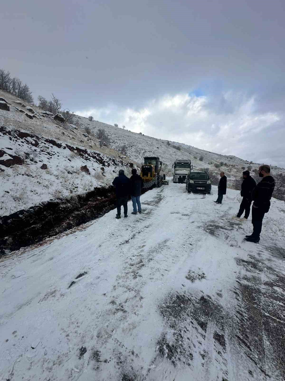 Elazığ’da yolda kalan araçlar kurtarıldı

