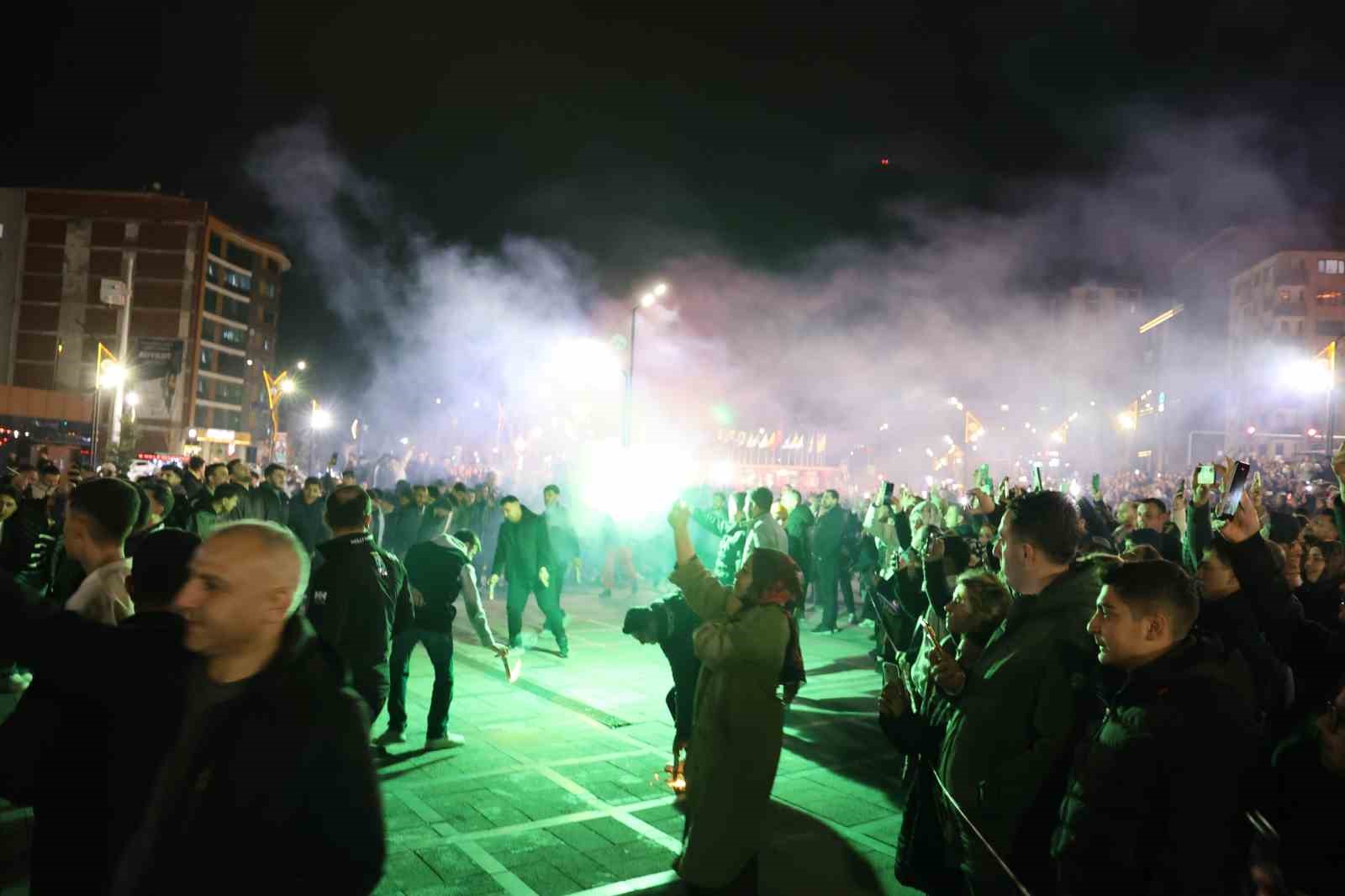 Elazığ’da yüzlerce kişi aynı anda halay çekti: O anlar böyle görüntülendi
