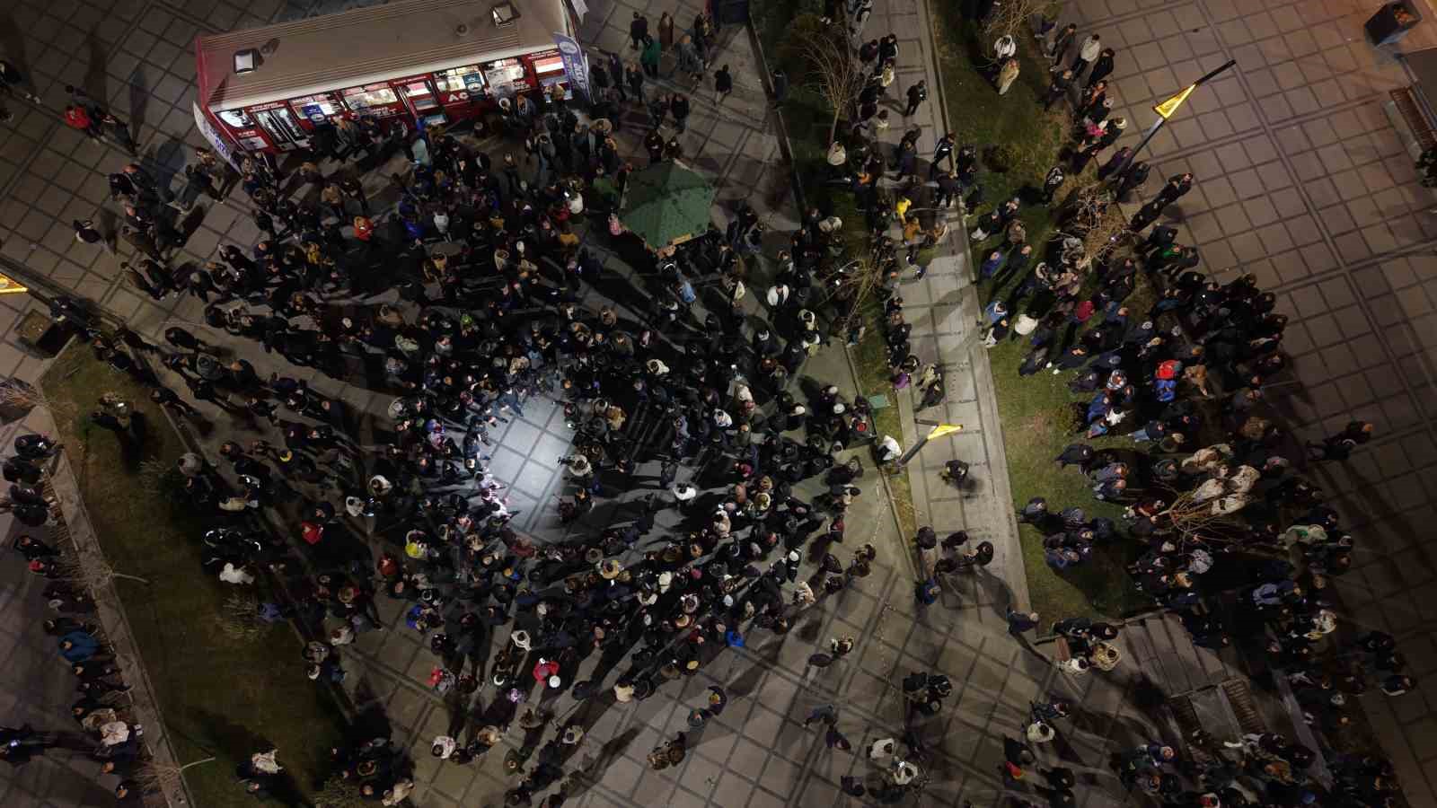 Elazığ’da yüzlerce kişi aynı anda halay çekti: O anlar böyle görüntülendi
