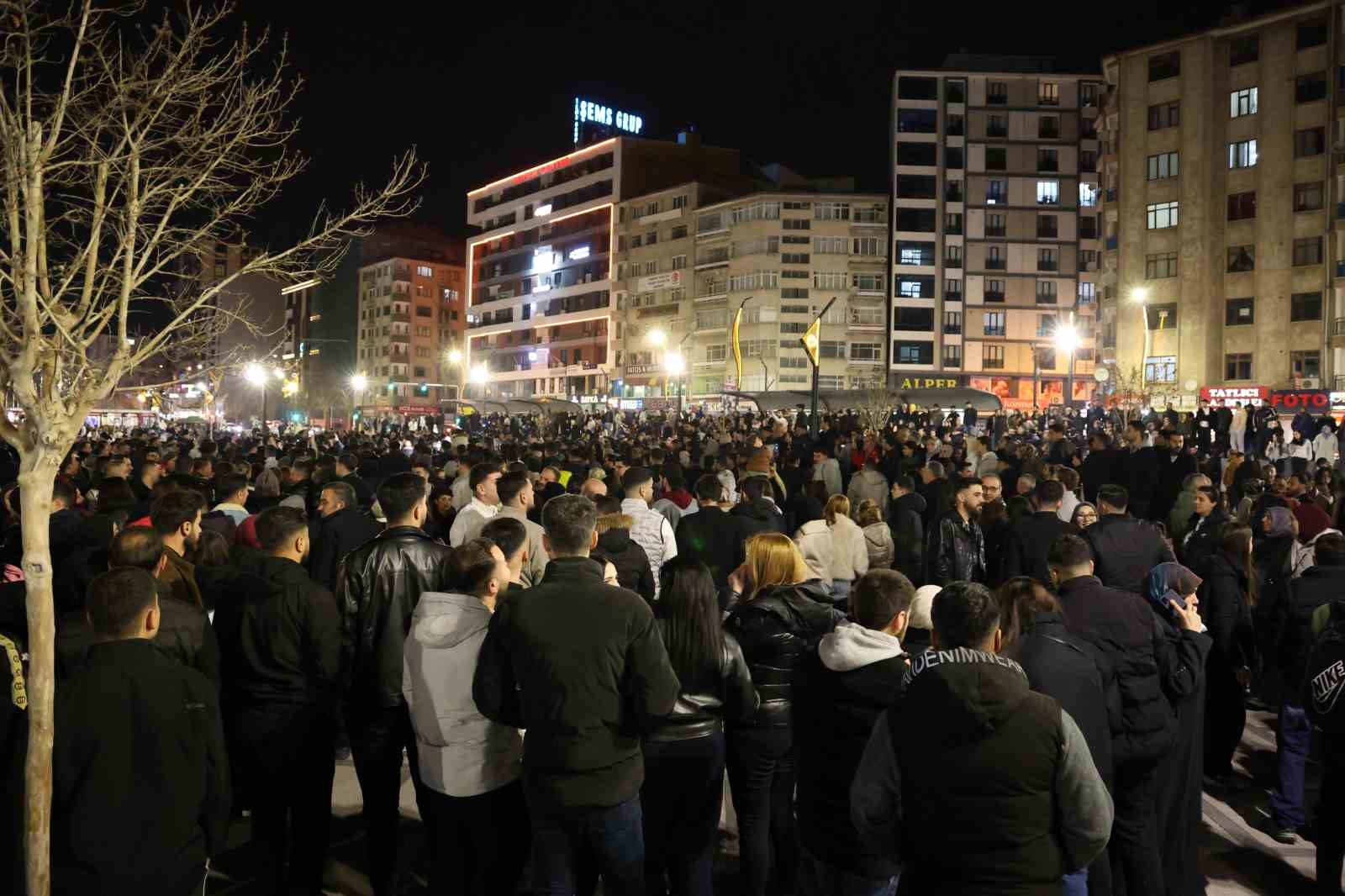 Elazığ’da yüzlerce kişi aynı anda halay çekti: O anlar böyle görüntülendi
