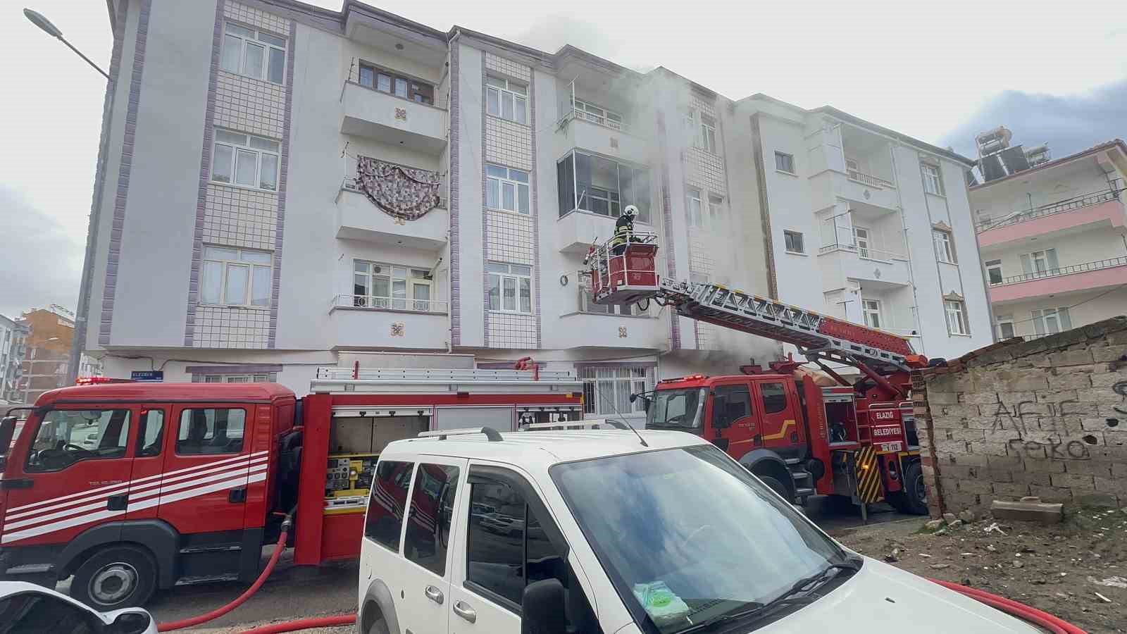 Elazığ’daki korkutan yangın kontrol altına alındı
