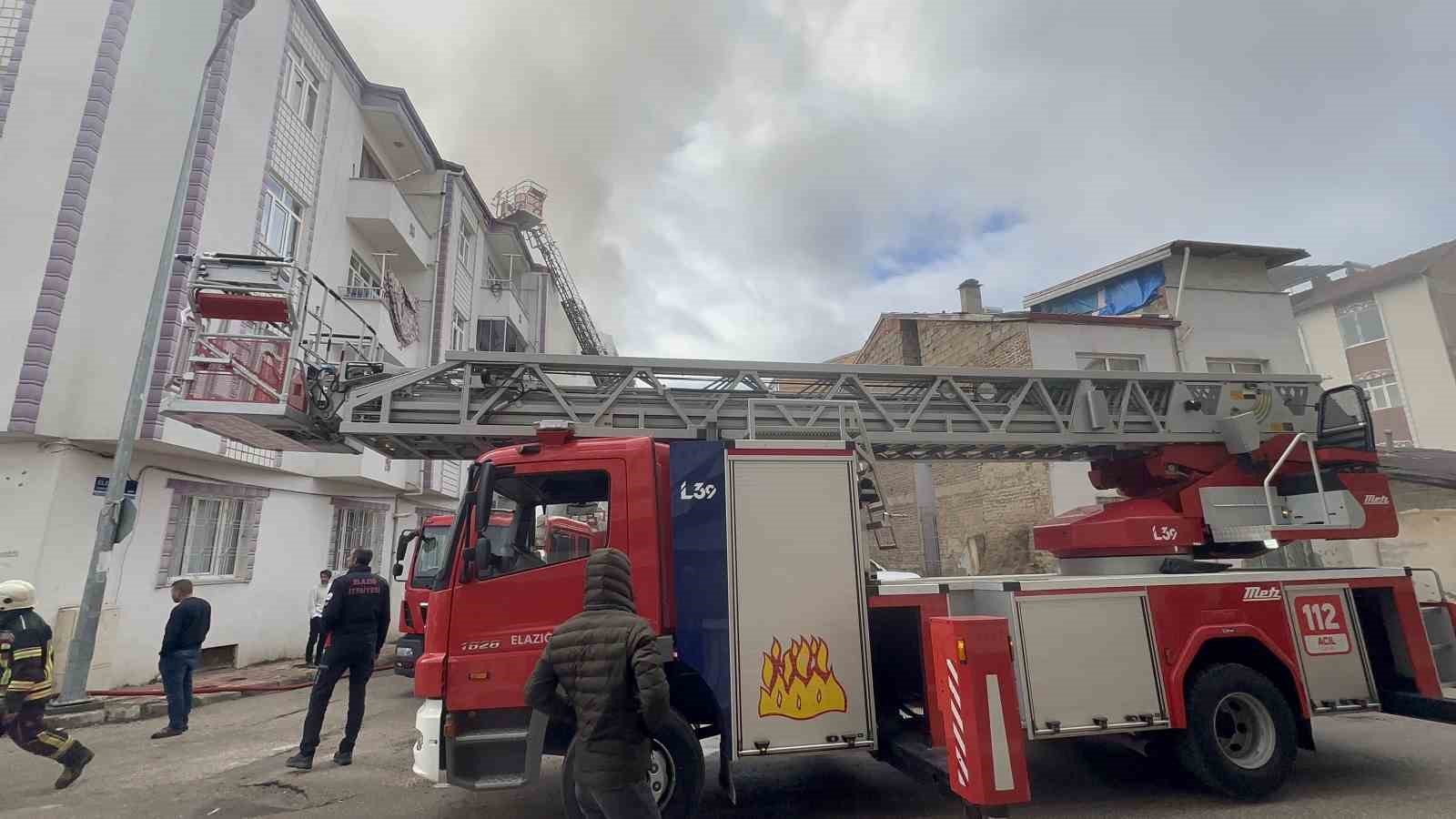 Elazığ’daki korkutan yangın kontrol altına alındı
