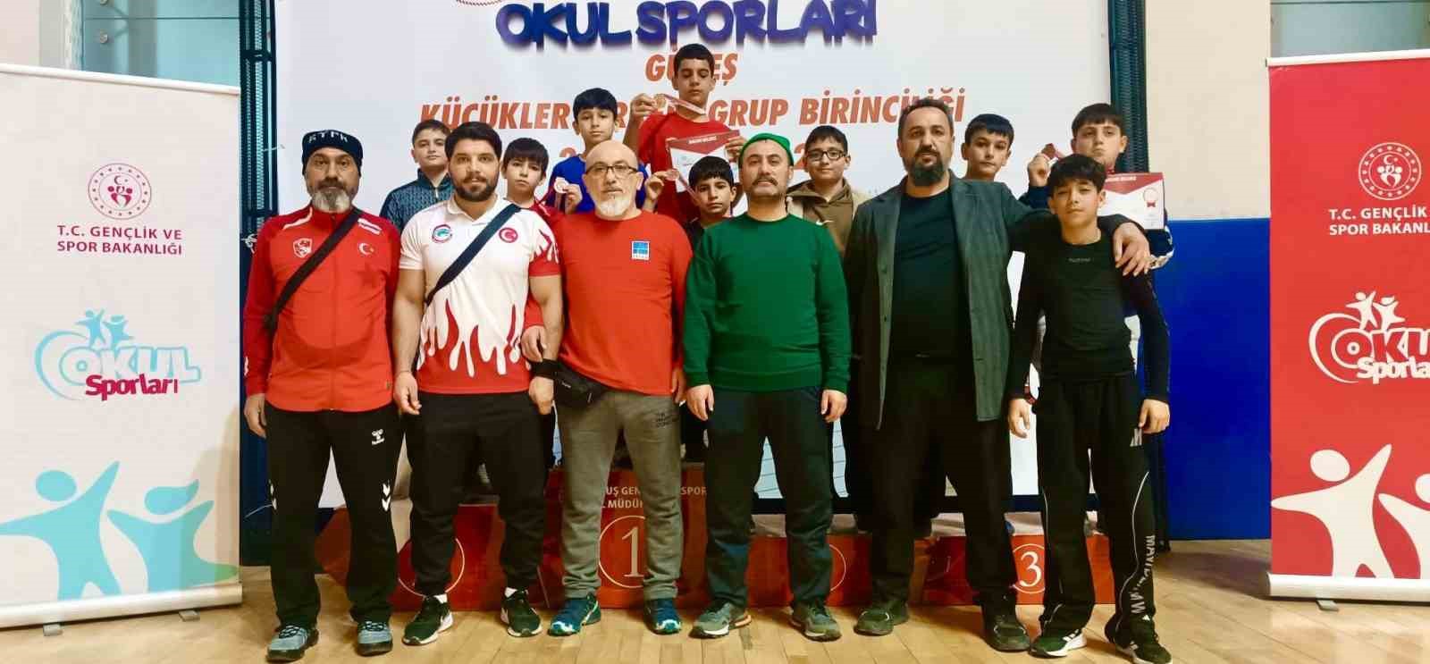 Elazığlı küçük güreşçilerden büyük başarı
Elazığlı küçük güreşçilerden büyük başarı