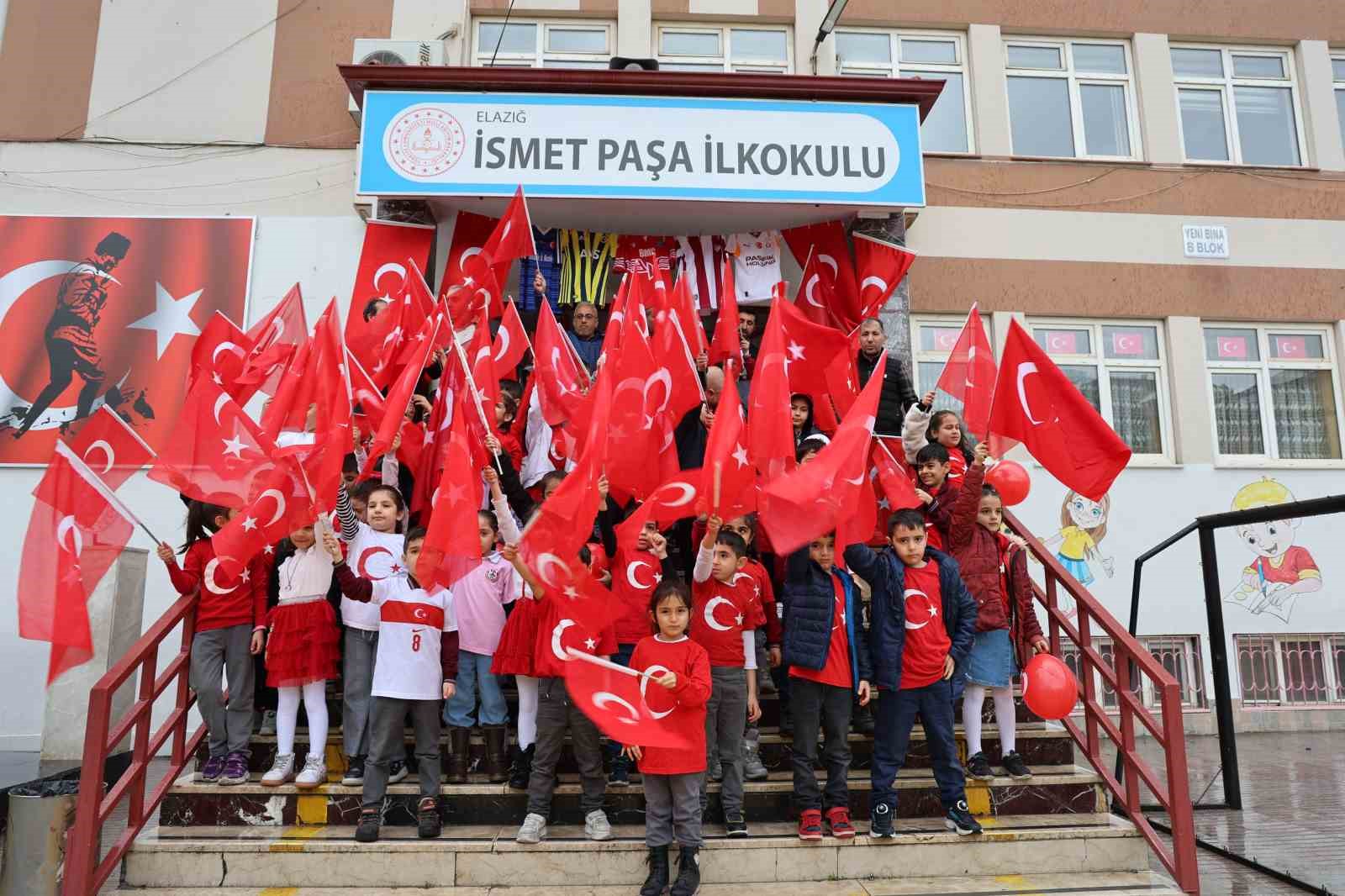 Elazığlı minikler milli takımın başarısını coşkuyla kutladı

