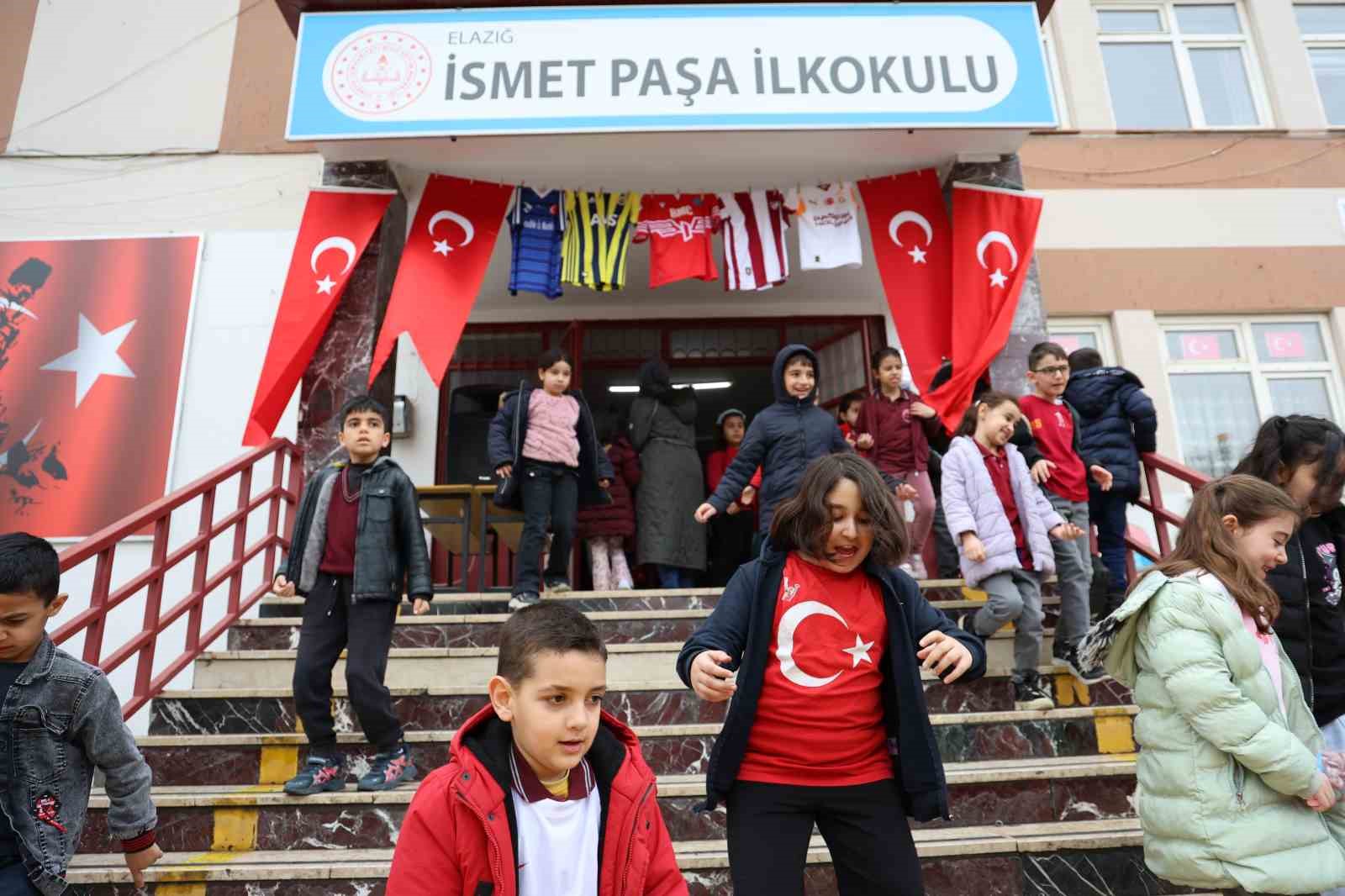 Elazığlı minikler milli takımın başarısını coşkuyla kutladı
