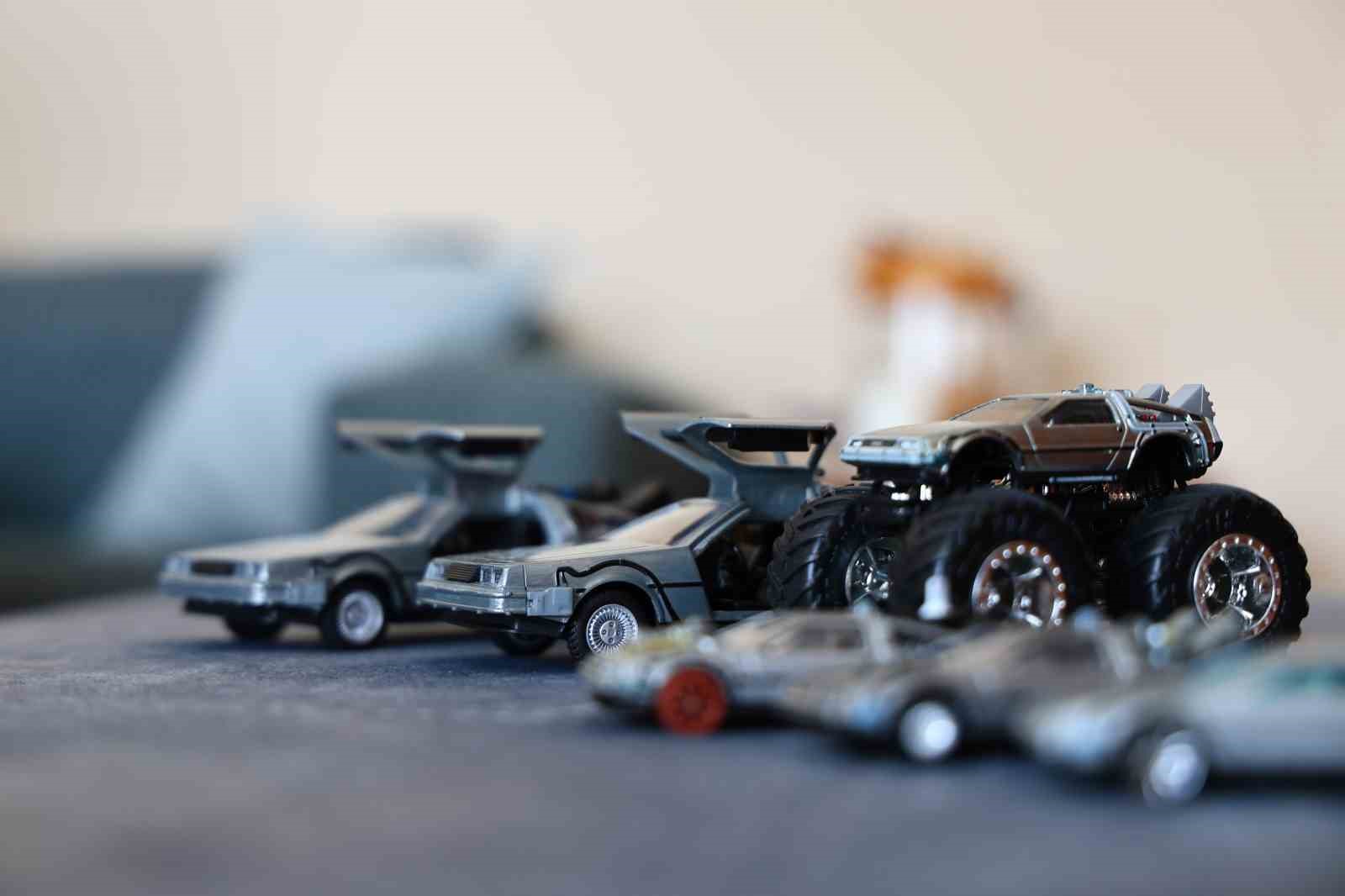 Elazığ’lı öğretmen 16 yılda bin 500 model araba topladı
