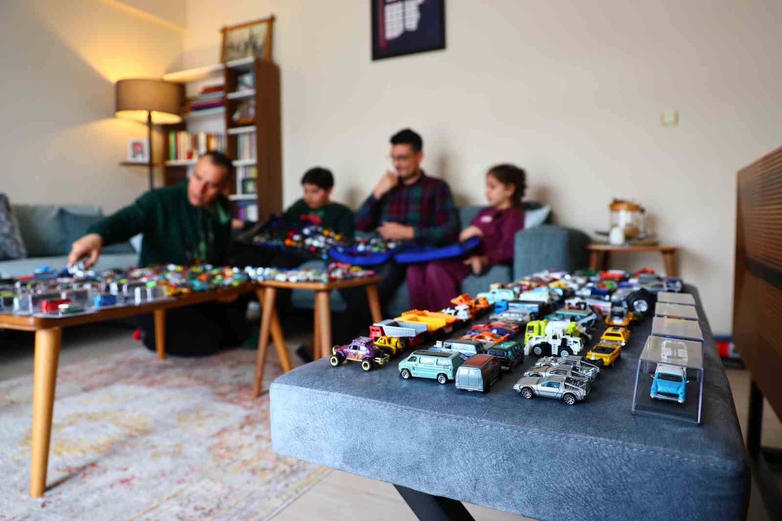 Elazığ’lı öğretmen 16 yılda bin 500 model araba topladı
