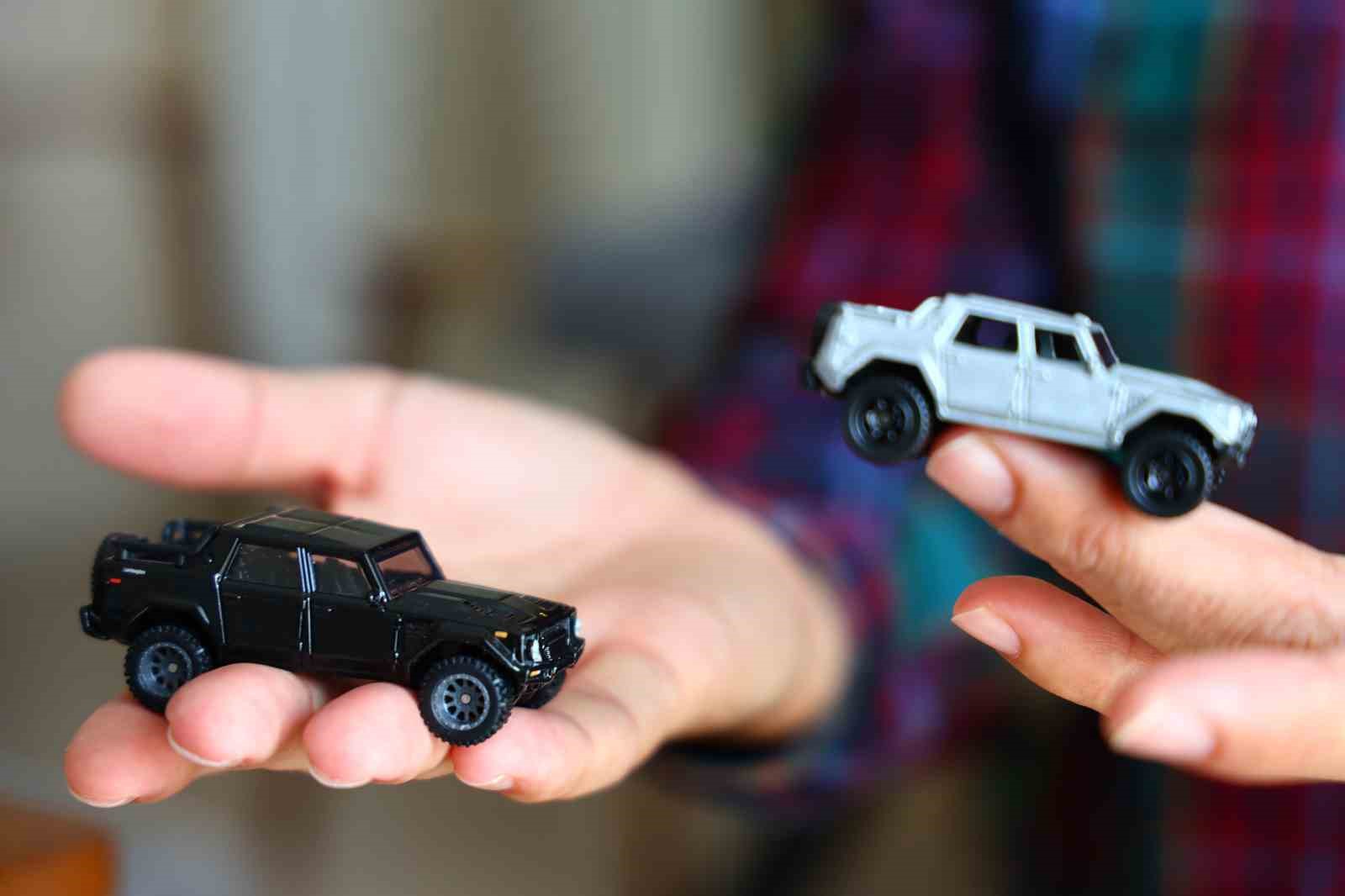 Elazığ’lı öğretmen 16 yılda bin 500 model araba topladı
