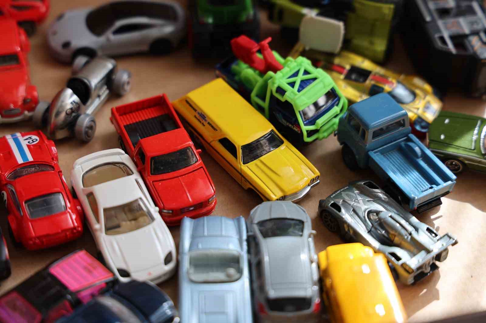 Elazığ’lı öğretmen 16 yılda bin 500 model araba topladı
