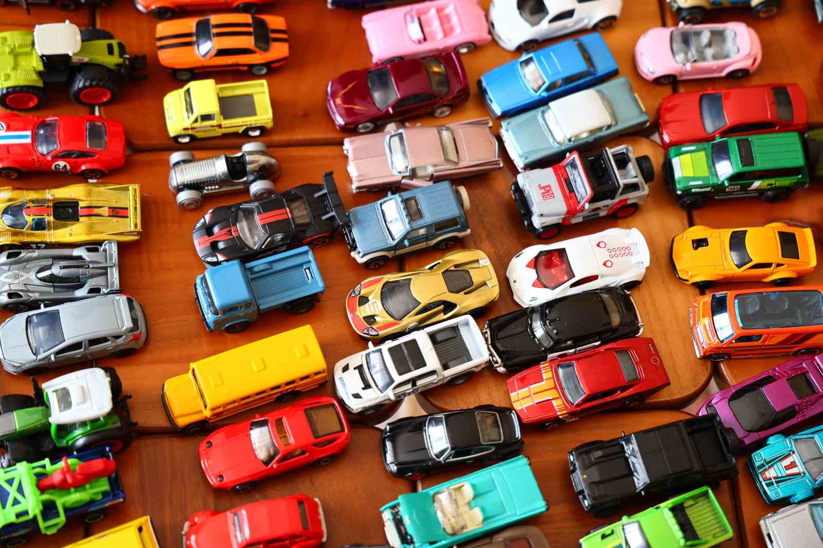 Elazığ’lı öğretmen 16 yılda bin 500 model araba topladı
