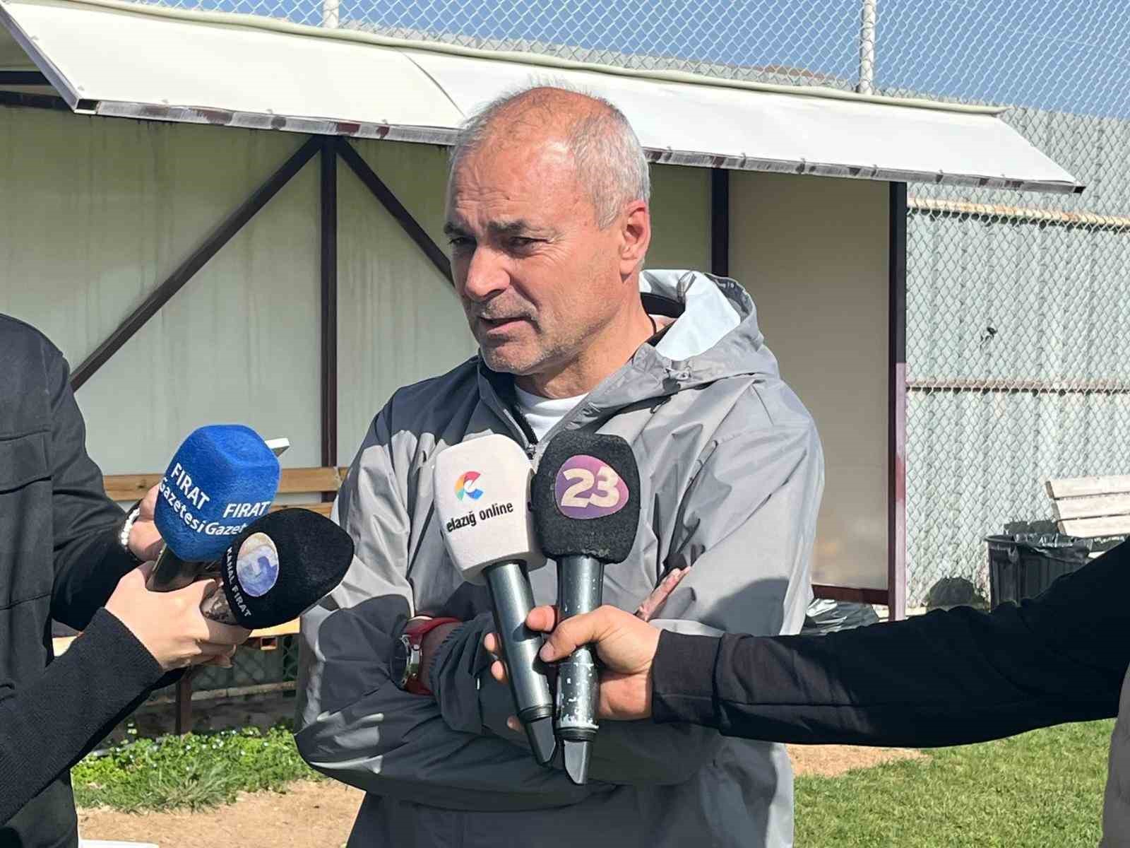 Elazığspor Teknik Direktörü Erkan Sözeri: "Elazığspor rakip seçmez, çıkar oyununu oynar"
Elazığspor Teknik Direktörü Erkan Sözeri: "Elazığspor rakip seçmez, çıkar oyununu oynar"