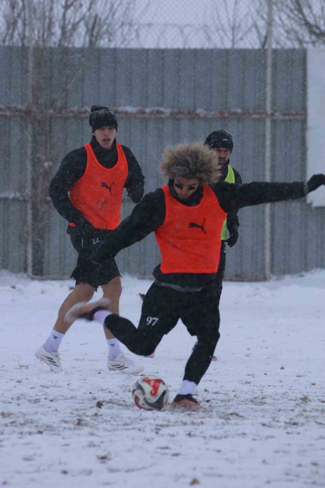 Elazığspor yoğun kar yağışı altında çalıştı
