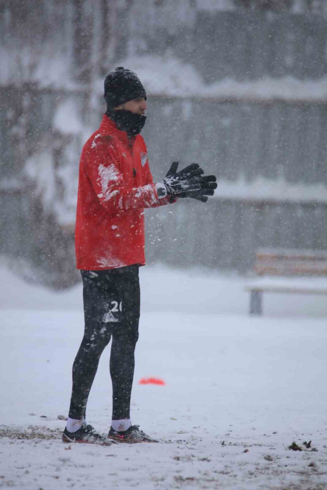 Elazığspor yoğun kar yağışı altında çalıştı
