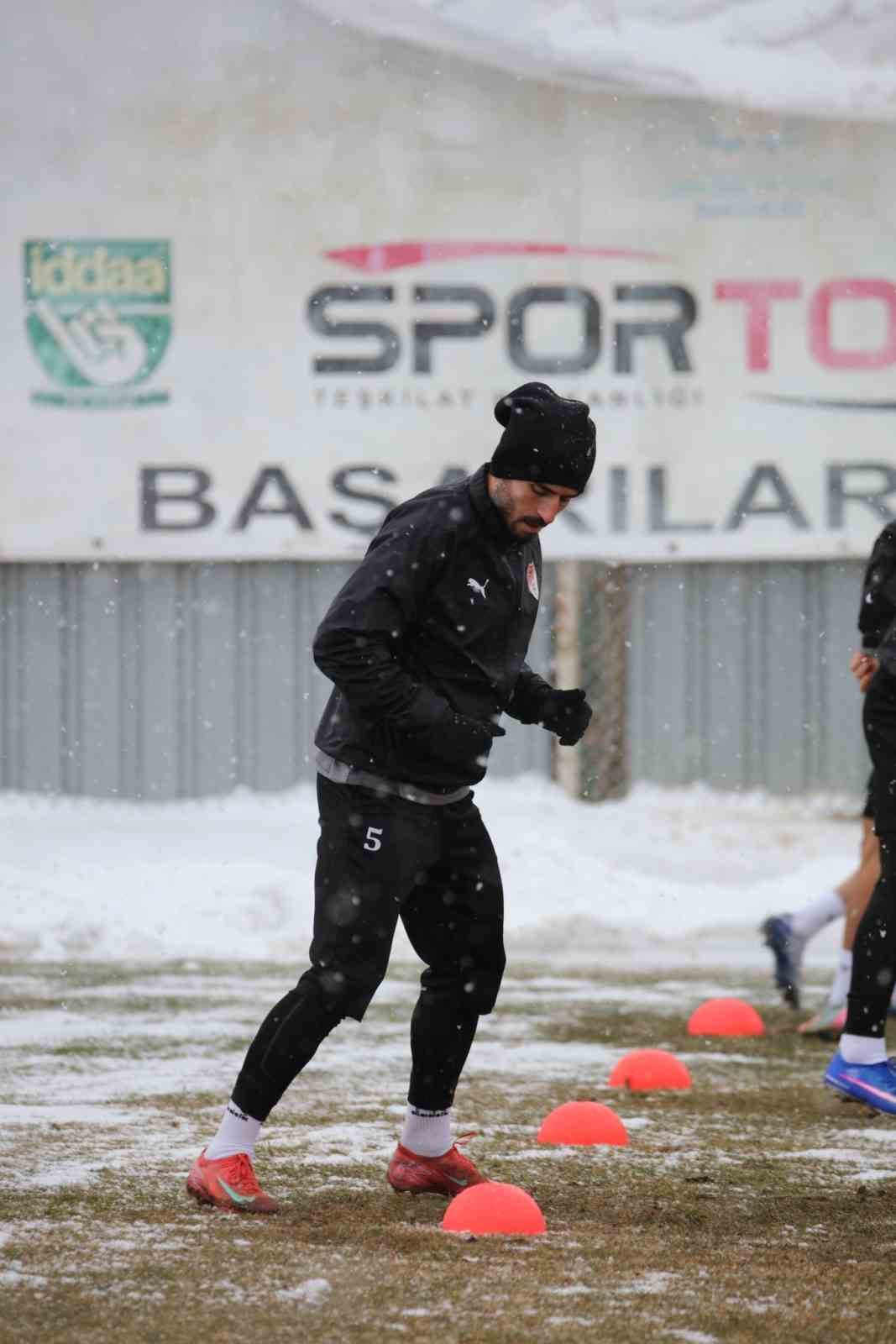 Elazığspor yoğun kar yağışı altında çalıştı
