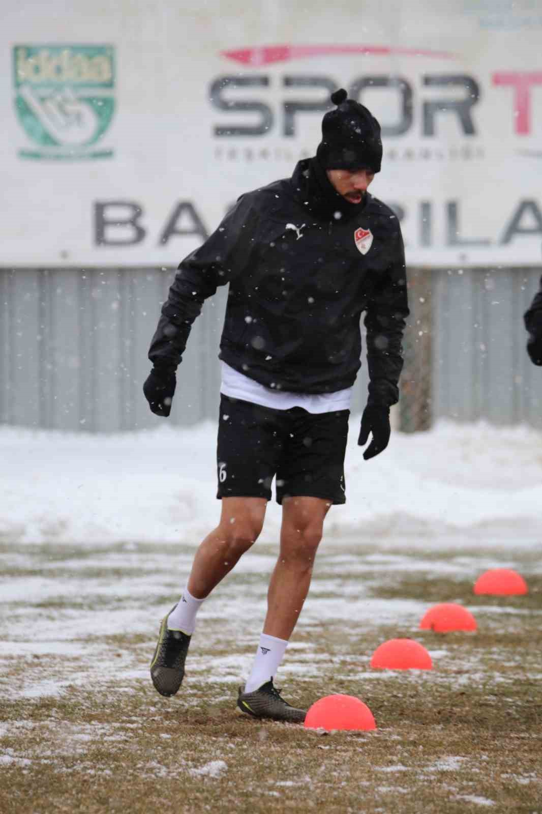 Elazığspor yoğun kar yağışı altında çalıştı
