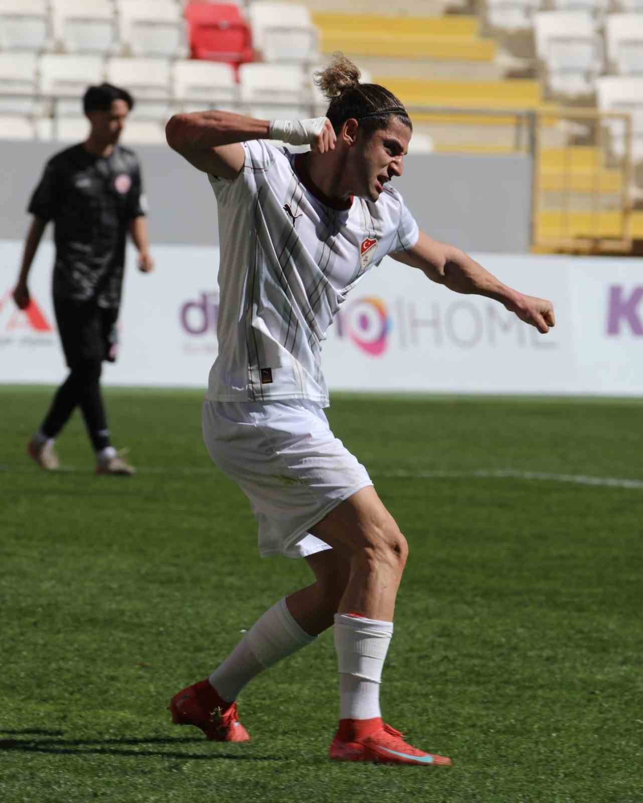 Elazığspor’da Erkan Sözeri galibiyetle başladı
