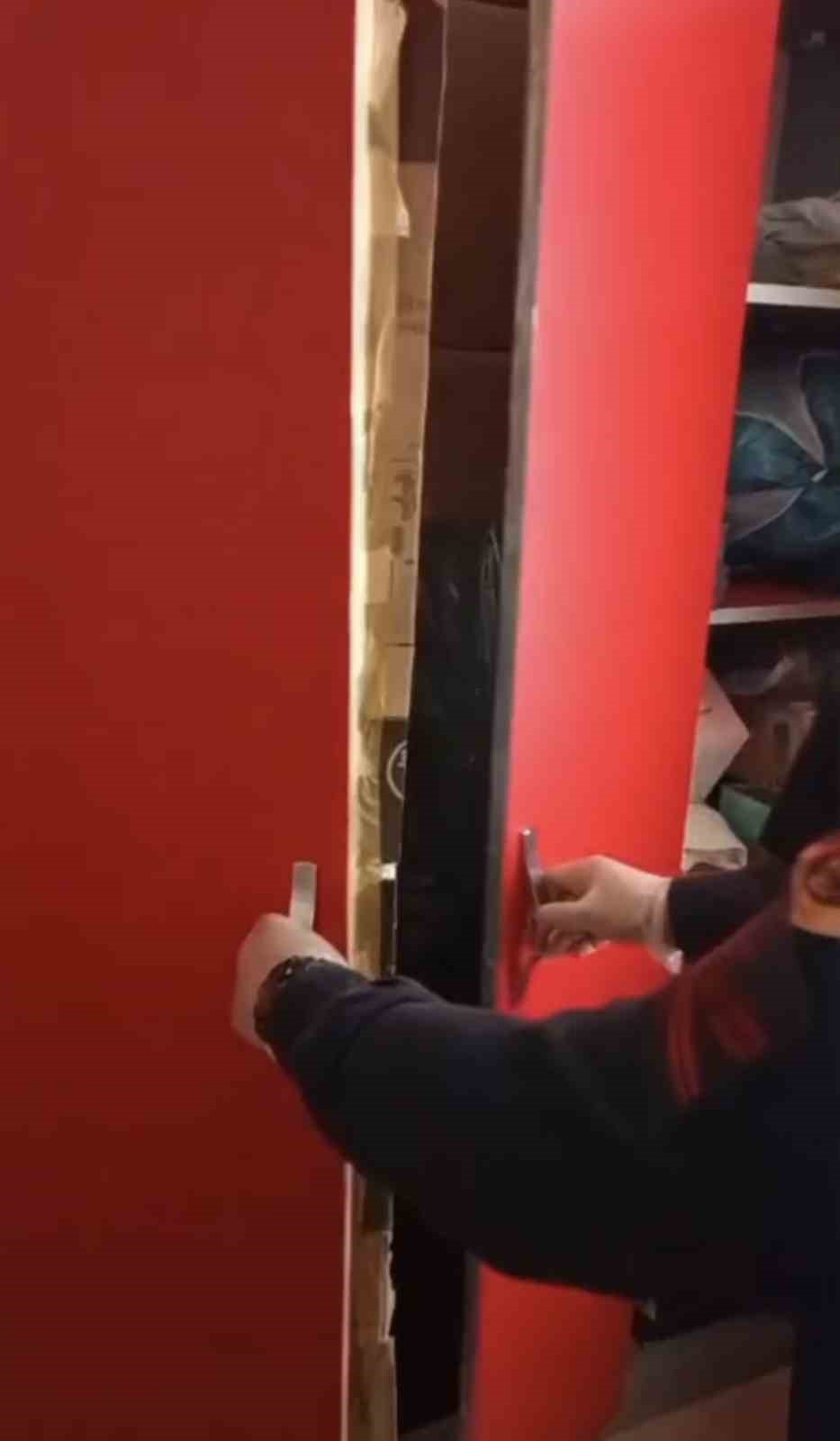 Elbise dolabında özel iklimlendirme sistemiyle uyuşturucu serası
