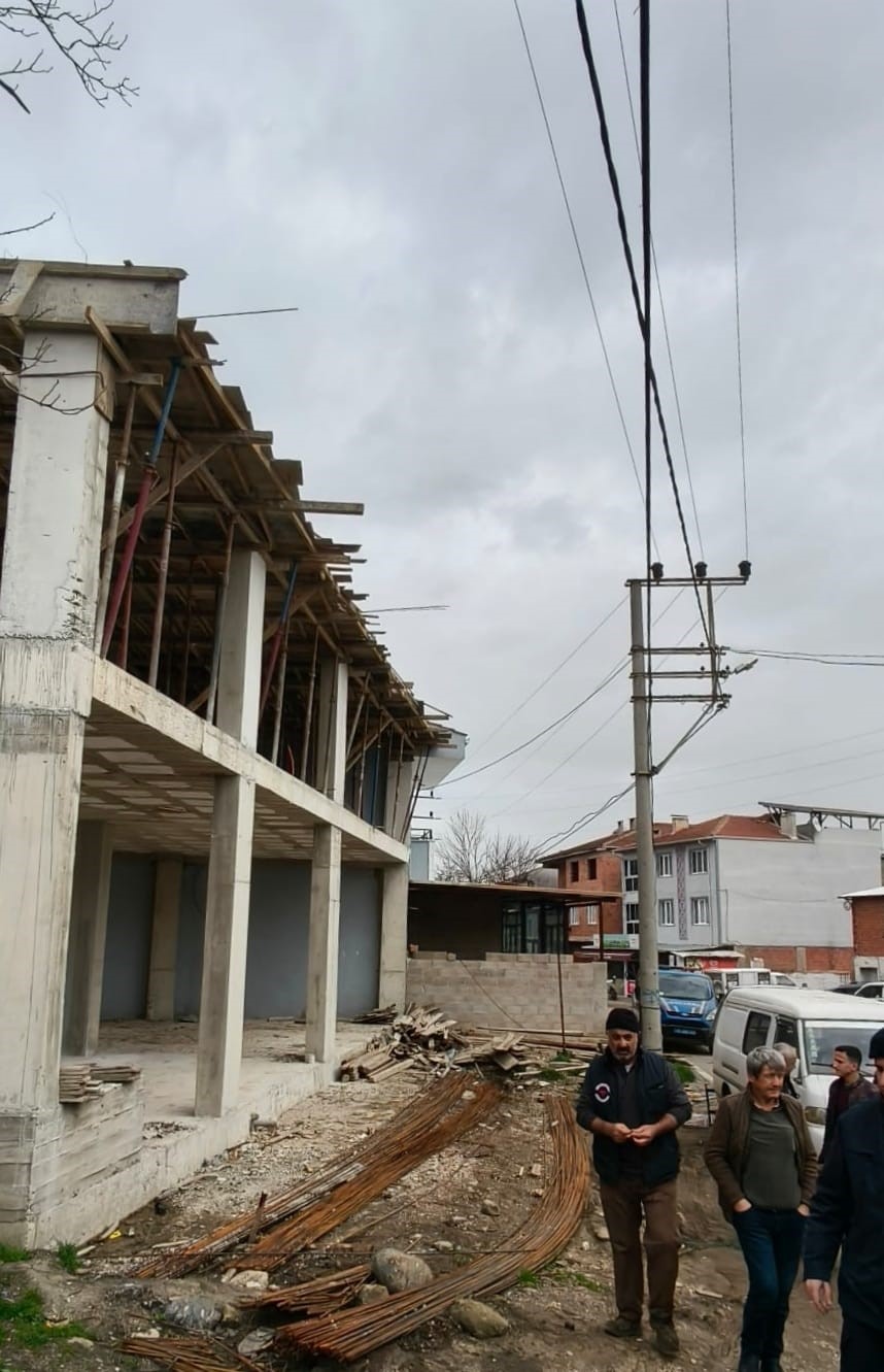 Elektrik akımına kapılan işçi 2’nci kattan düştü
