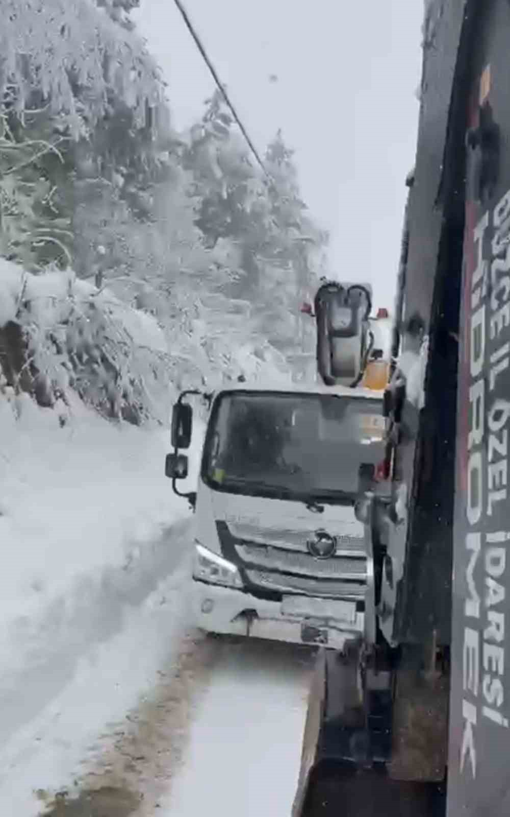 Elektrik arızası için gittikleri köyde mahsur kaldılar
