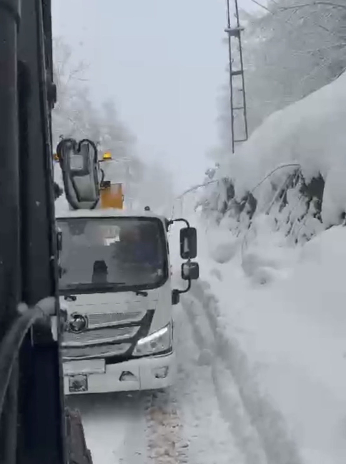 Elektrik arızası için gittikleri köyde mahsur kaldılar
