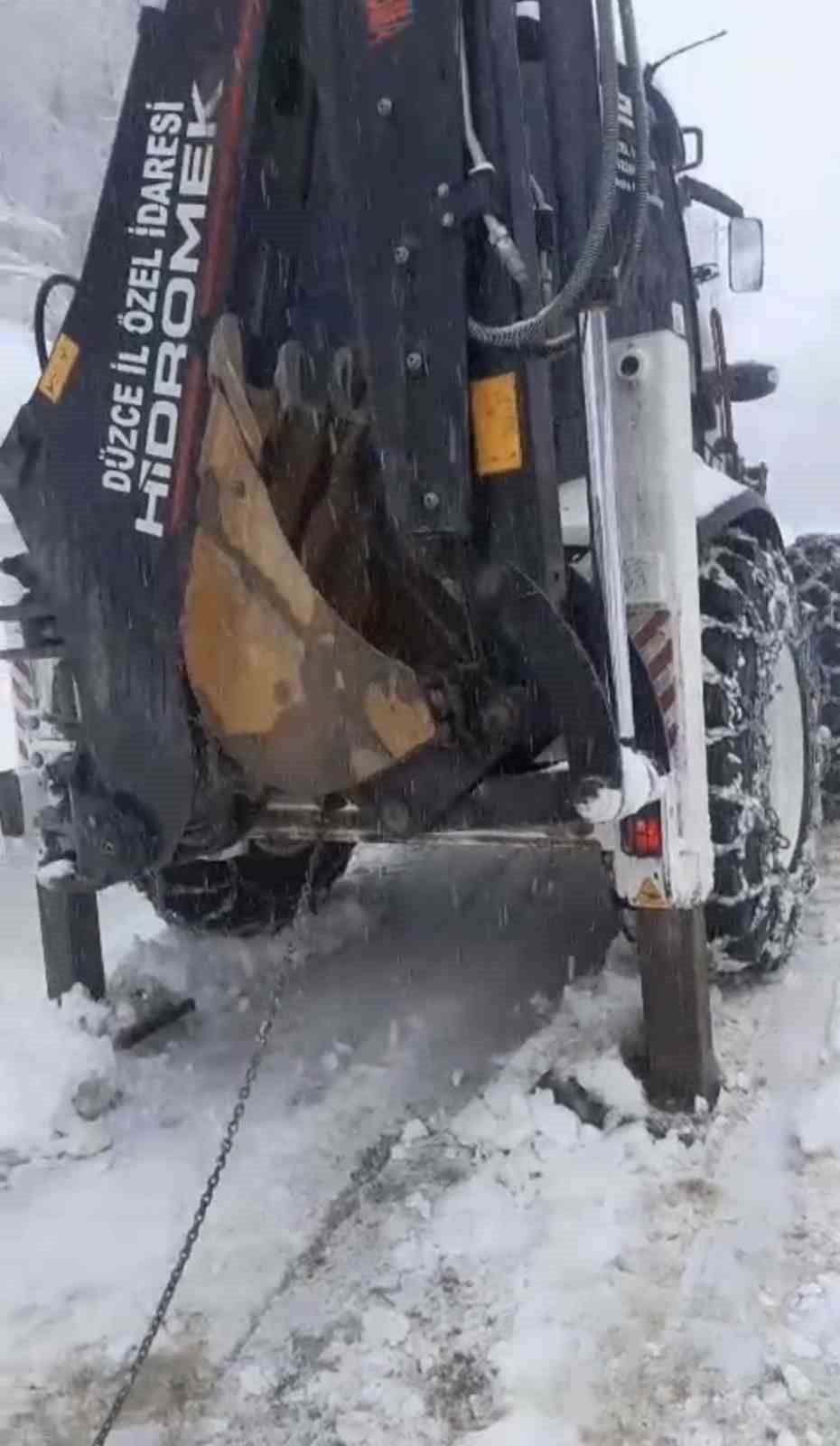 Elektrik arızası için gittikleri köyde mahsur kaldılar
