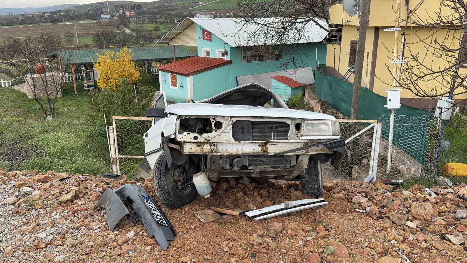 Elektrik direğine çarpan otomobil hurdaya döndü
