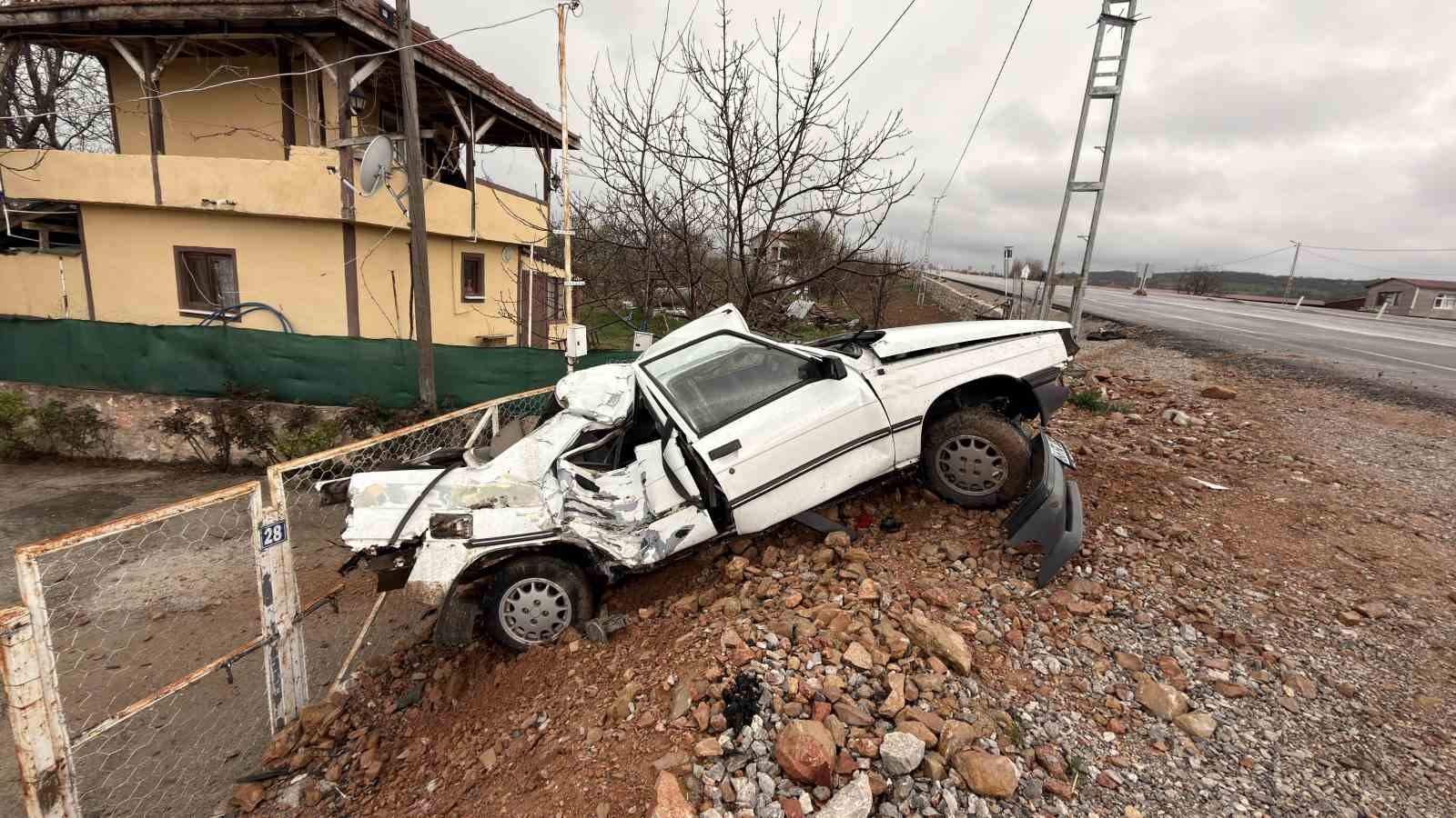 Elektrik direğine çarpan otomobil hurdaya döndü
