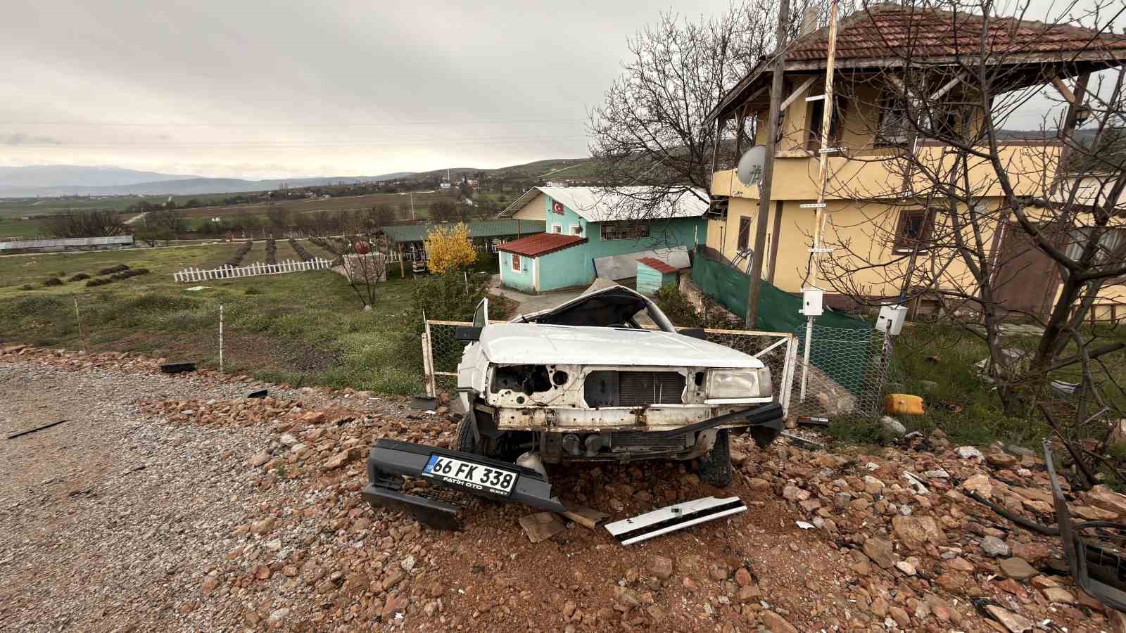 Elektrik direğine çarpan otomobil hurdaya döndü
