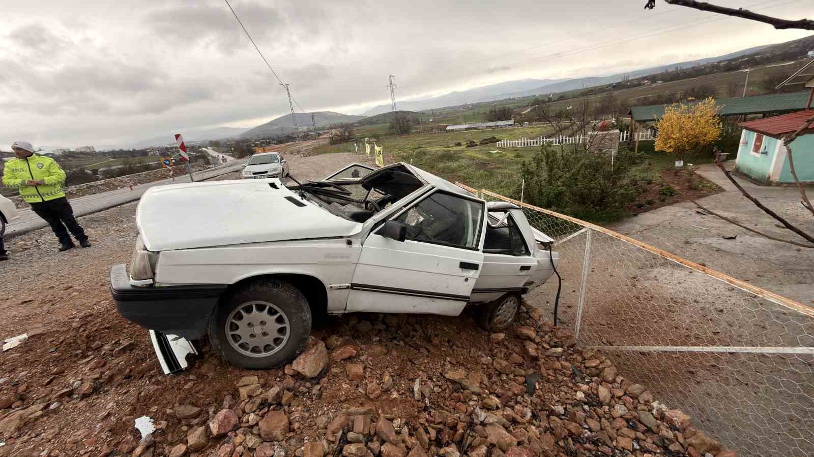 Elektrik direğine çarpan otomobil hurdaya döndü
