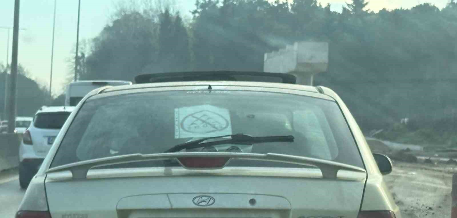 Elektrik şirketi bıktırınca tepkisini otomobilinin camına astığı özel tasarımlı afişle gösterdi
