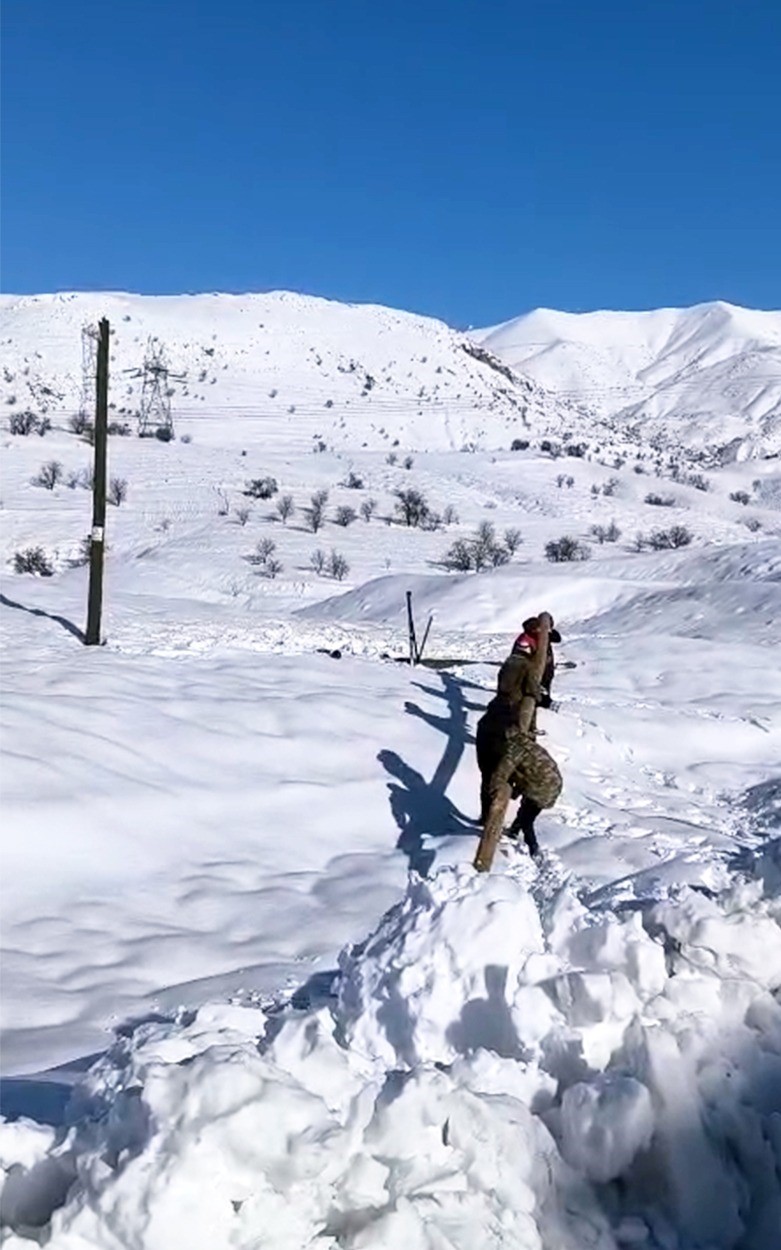 Elektrik şirketi ekipleri, kar yağışının 1 metreyi aştığı bölgede çalışmalarını sürdürüyor
